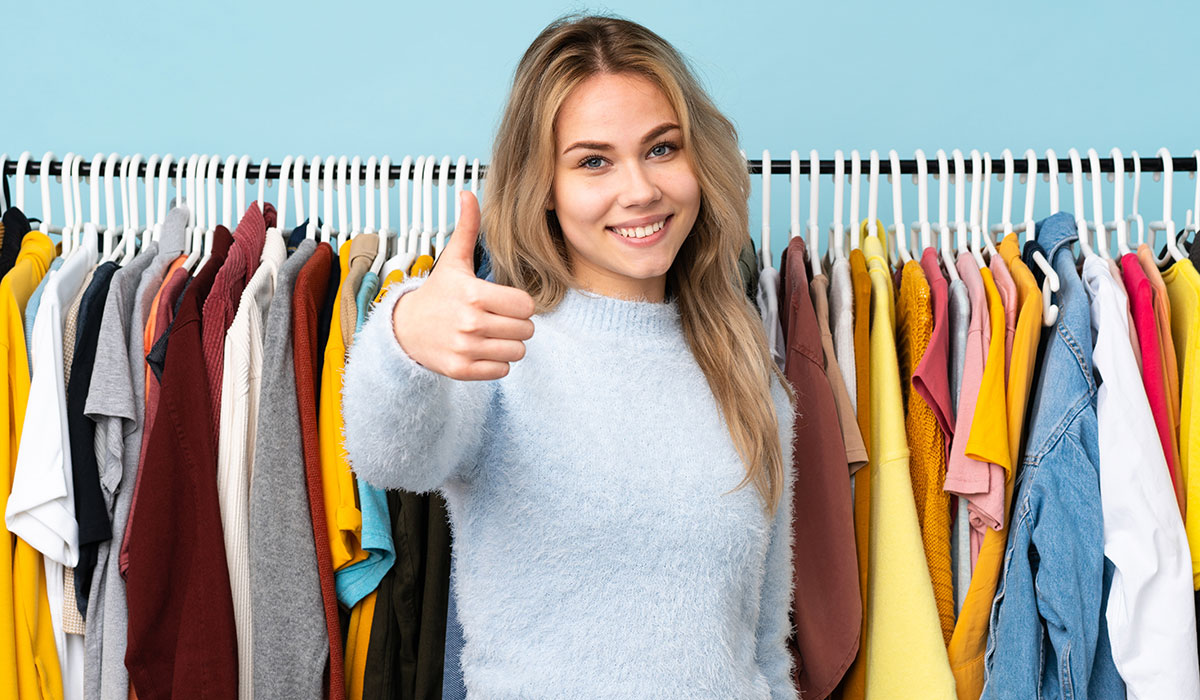 Immagini Stock - Servizio Di Lavanderia E Donna Che Piega I Vestiti,  Pulisce E Lavora Nel Soggiorno Di Casa Sua, Lava E Pulisce Di Routine Con  Vestiti Puliti In Un Cestino Sul